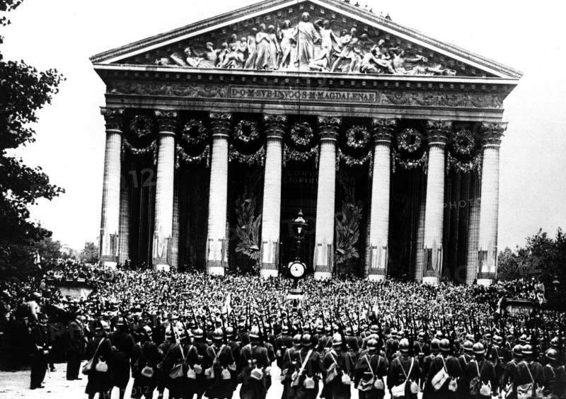 Place de la Madeleine, le défilé des troupes françaises, 1919