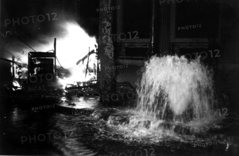 Emeutes à Paris, un kiosque à journaux en feu, 1934