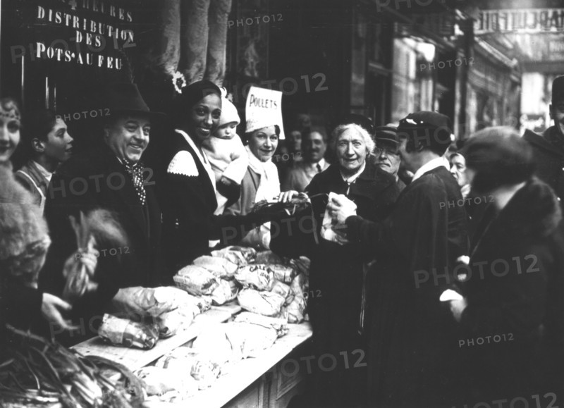 Pendant la crise, Joséphine Baker participe à une distribution de vivres (1932)