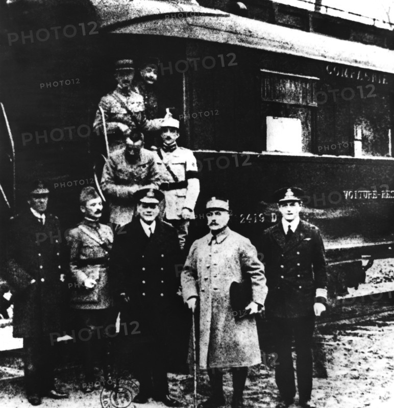 Rethondes : Devant le wagon où a été signé l'armistice du 11 novembre 1918