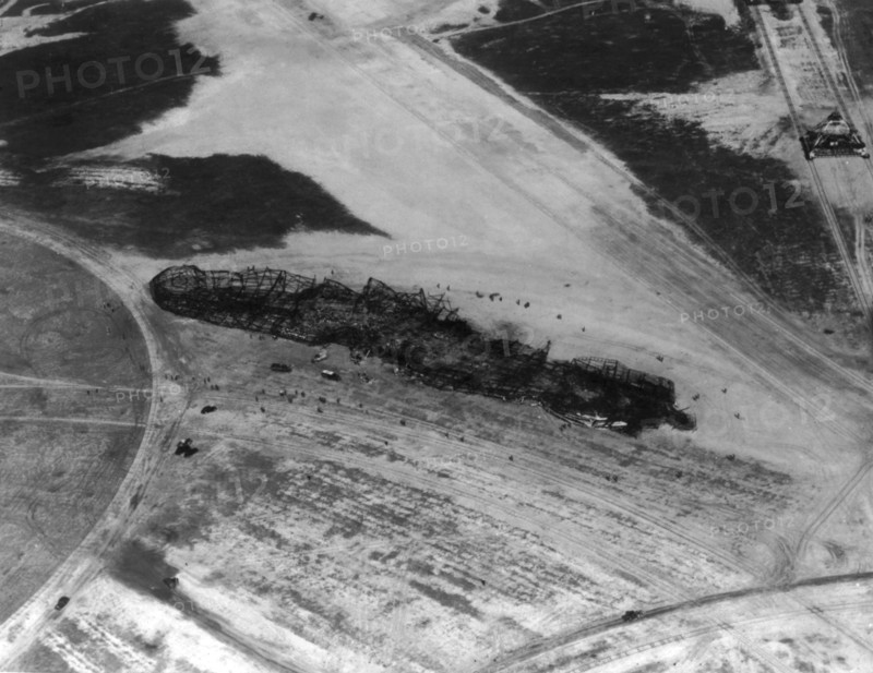 L'épave du dirigeable "Hindenburg" après son explosion (1937)