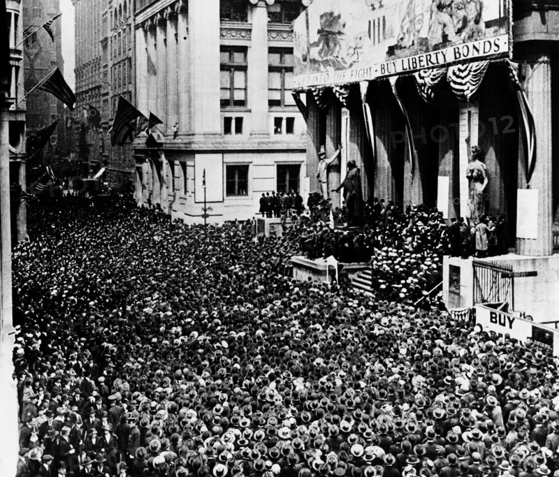 Crowd cheering the veterans of the General Pershing