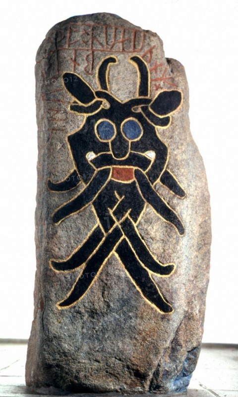 Pierre runique avec représentation d'un dieu et inscription, vers 800-900