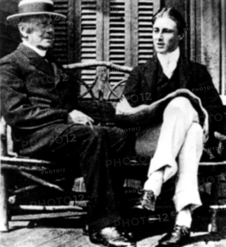 Franklin Delano Roosevelt à l'âge de 19 ans avec son père James Roosevelt, photographiés sur le perron de leur maison familiale de Hyde Park