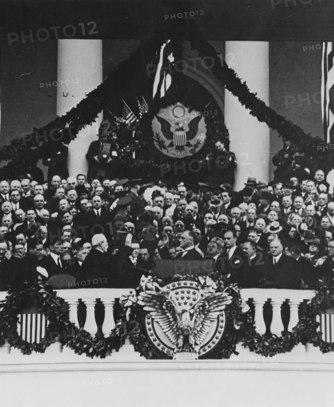 Franklin Delano Roosevelt prête serment devant le ministre de la justice, dans la salle du Capitole, à Washington