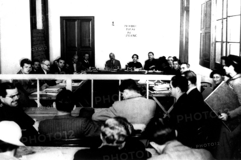 Mexico. Chez Diégo Rivera, une commission chargée de l'enquête sur les charges dont Moscou accuse Trotski (assis à gauche). Face à la caméra, le professeur John Dewey qui dirige la commission