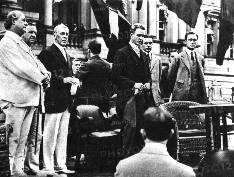 Le président Wilson au cours des réunions précédant l'entrée en guerre des Etats-Unis dans la première guerre mondiale. (à droite, Franklin Delano Roosevelt alors secrétaire à la marine)