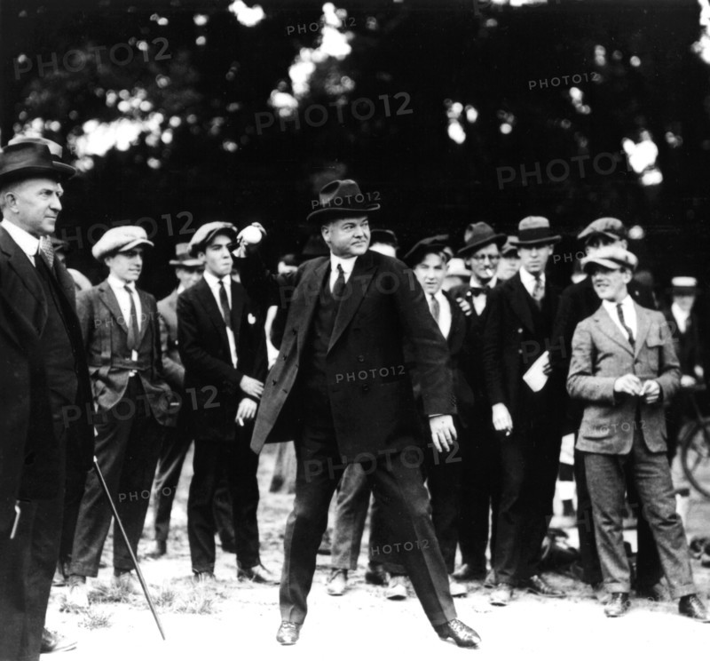Le Secrétaire du Commerce, Herbert Hoover, jetant la première balle pour l'ouverture d'un jeu de base-ball
