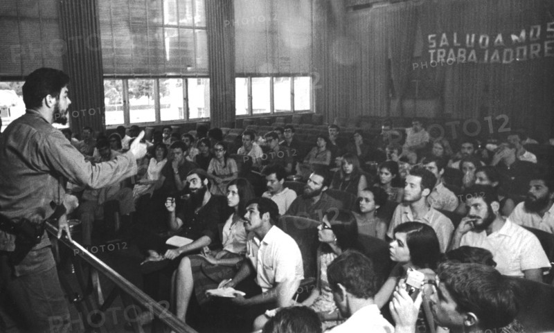Au ministère de l'industrie, débat entre Che Guevara et des étudiants américains