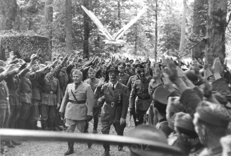 Mussolini et Hitler à l' Oberkommando de la Wehrmacht