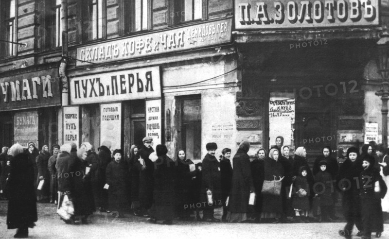 Petrograd. Waiting in front of a shop
