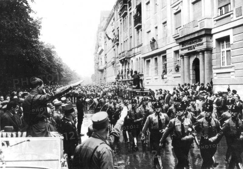 Juin 1934, Hitler salue les troupes des sections d'assaut (S.A.)