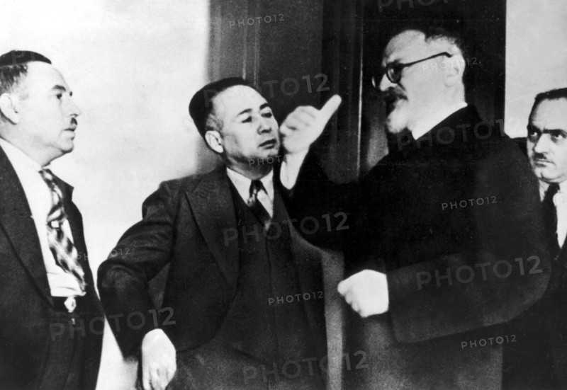 Leon Trotsky in Mexico City. In the middle, Colonel Leandro Sanchez Salazar, chief of the Mexican Police