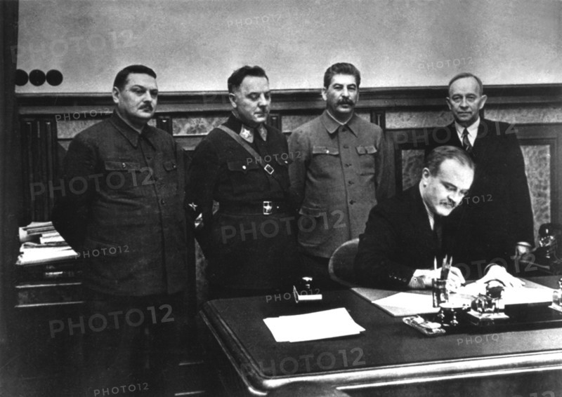 Molotov signant le traité d'assistance mutuelle entre l'U.R.S.S. et la République démocratique finnoise