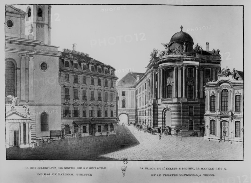 La place et l'Eglise Saint Michel et le théâtre national (à droite) à Vienne