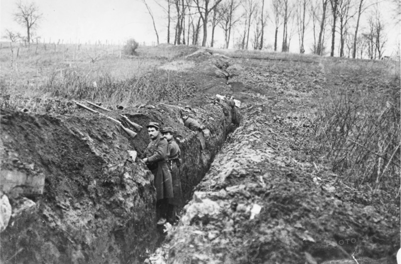 Tranchées de 1ère ligne près de Soissons en août 1914.