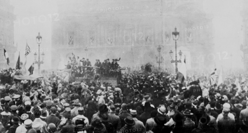 La foule à Paris le jour de l'Armistice