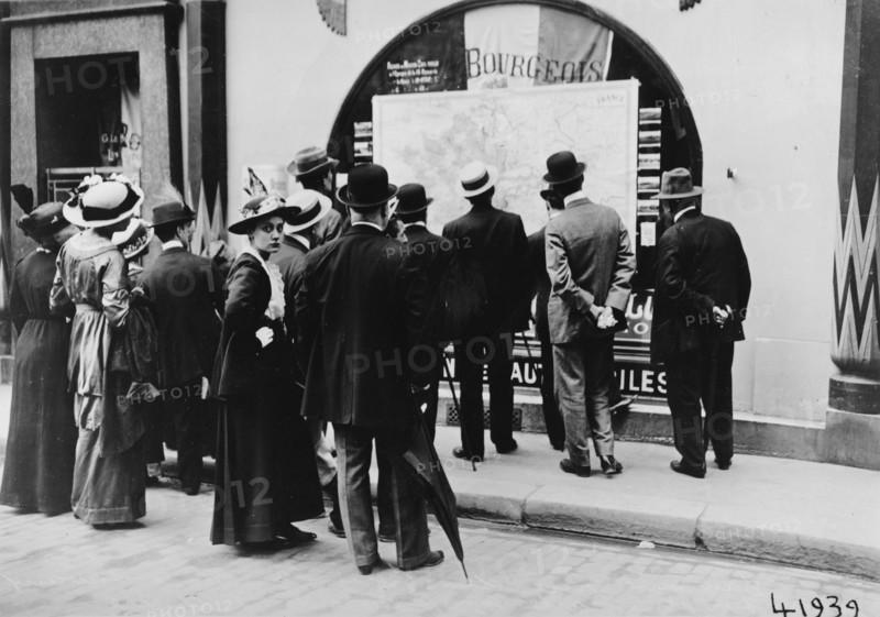 La population suit les opérations sur la carte (1914).