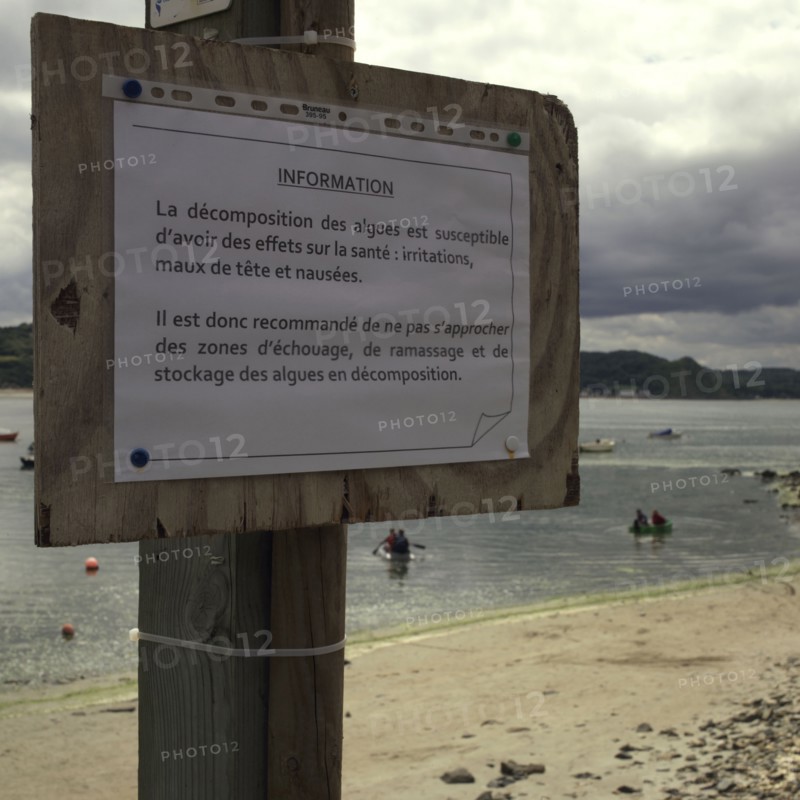 Panneau sur la plage de Tredrez
