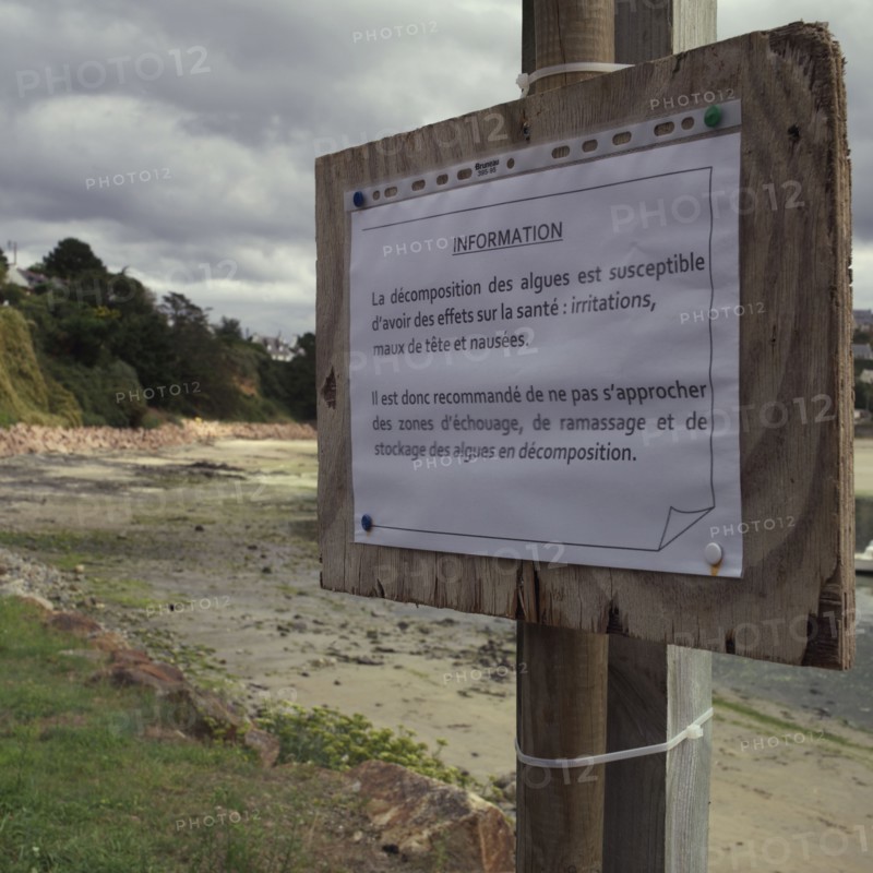 Panneau sur la plage de Tredrez