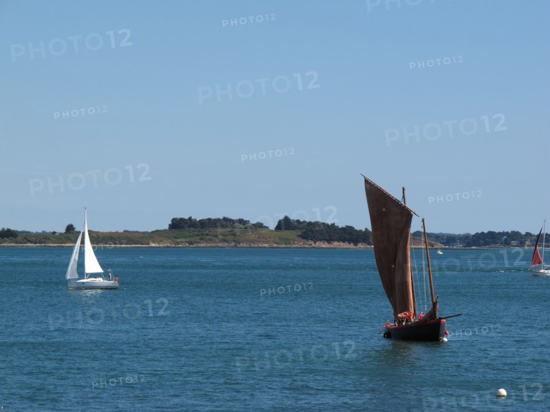 Voiliers au large de l'ile de Berder en Bretagne