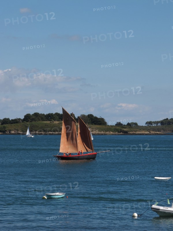 Voiliers au large de l'ile de Berder en Bretagne
