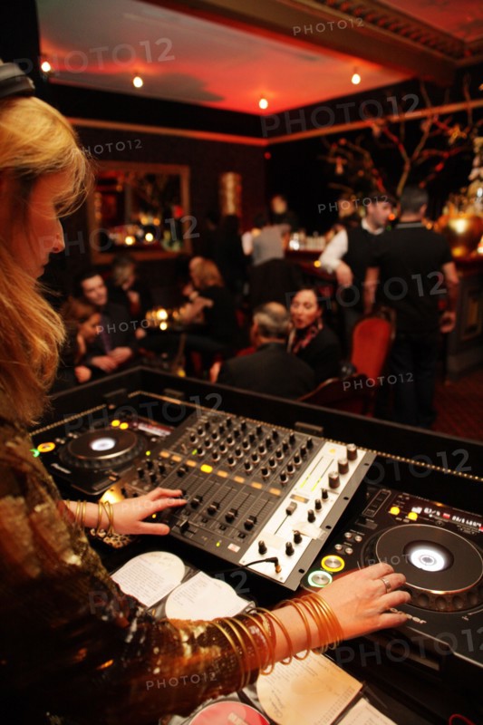 Femme DJ dans un bar