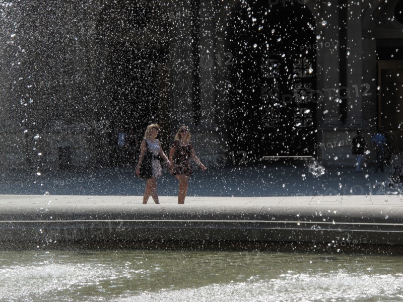 Promenade pres d'une fontaine a Paris