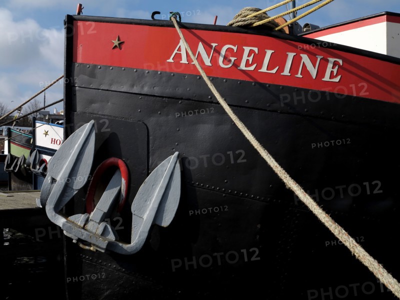 Proue et ancre de bateau