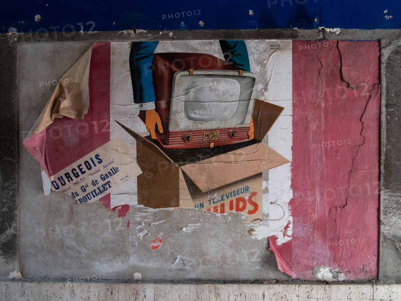 Affiche publicitaire déchirée