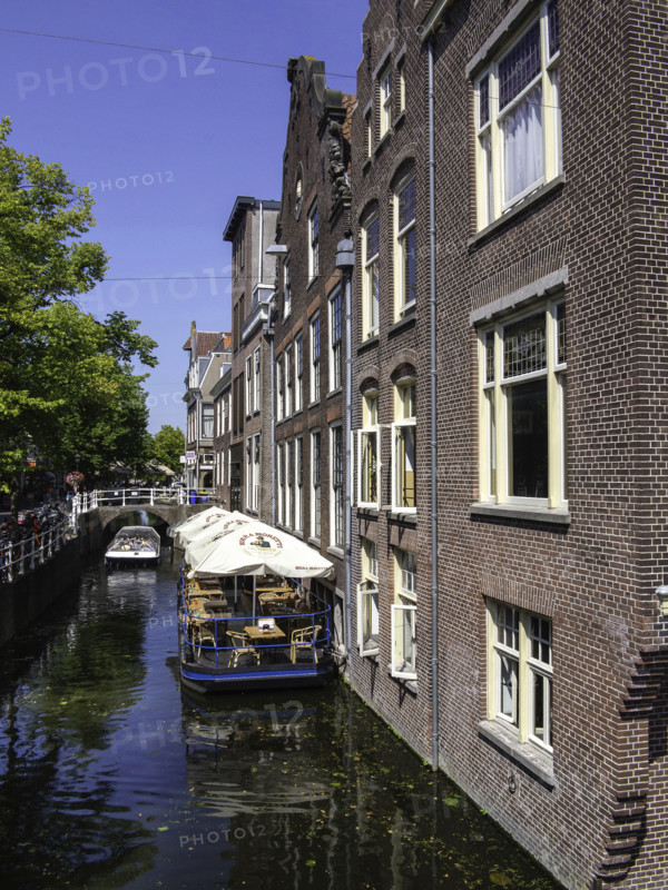 Terrasse flottante sur le Koornmarkt, à Delft