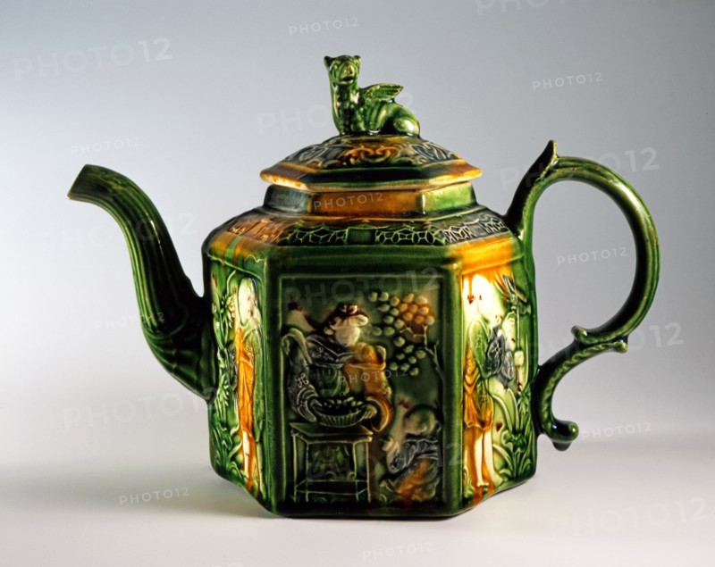 Théière hexagonale décorée de motifs chinois
