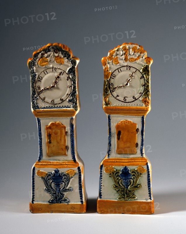Deux horloges en céramique