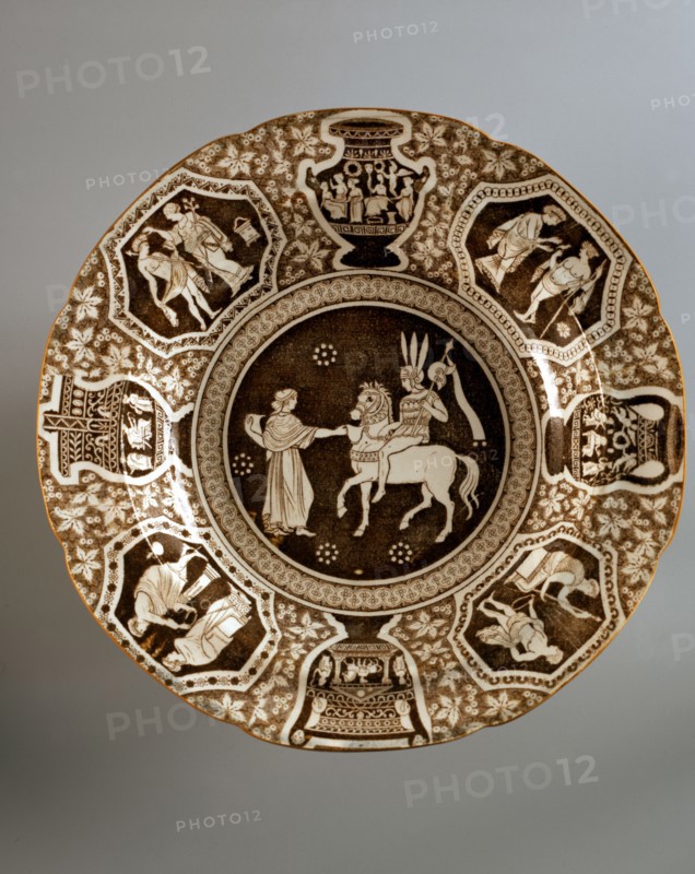 Assiette décorée de scènes antiques