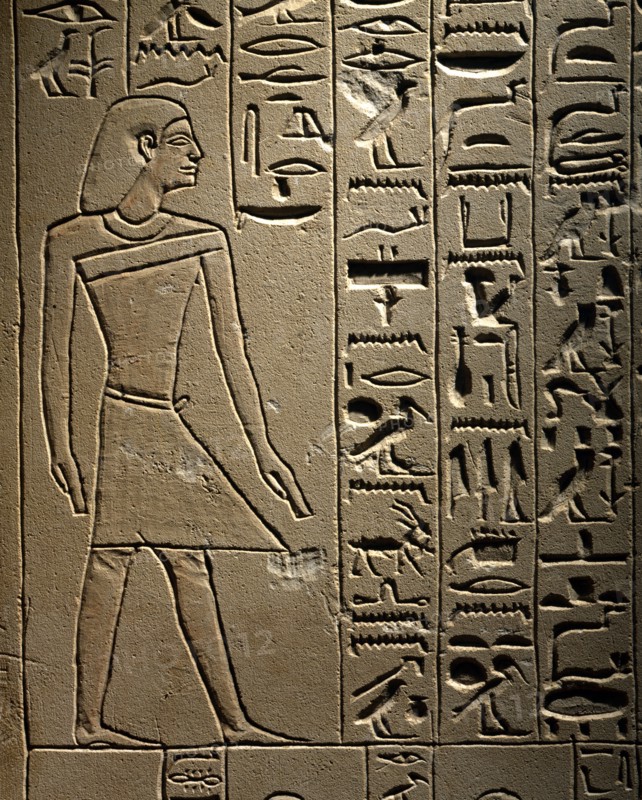Détail de stèle en calcaire pour le défunt Neferniy, gardien de l'Arc du Pharaon