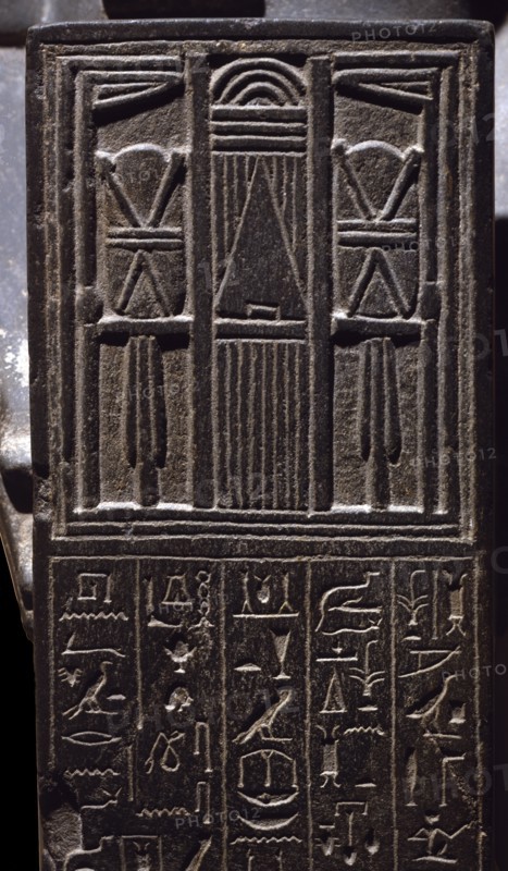 Statue du prêtre Henat figurant tabernacle orné d'un facade du temple de la déesse Neith a Sais