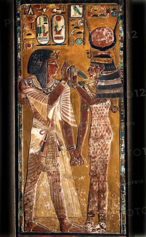 Relief en stuc peint du tombeau du pharaon Séthi Ier dans la vallée des rois à Thèbes