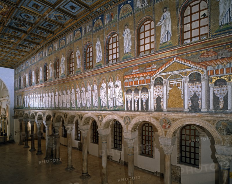 Basilique Sant'Apollinare Nuovo à Ravenne : vue de la nef