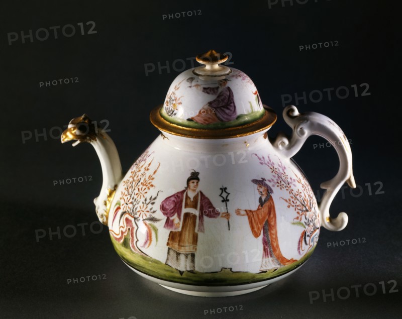 Manufacture Du Paquier, Theiere decorated "à la Chinoise"