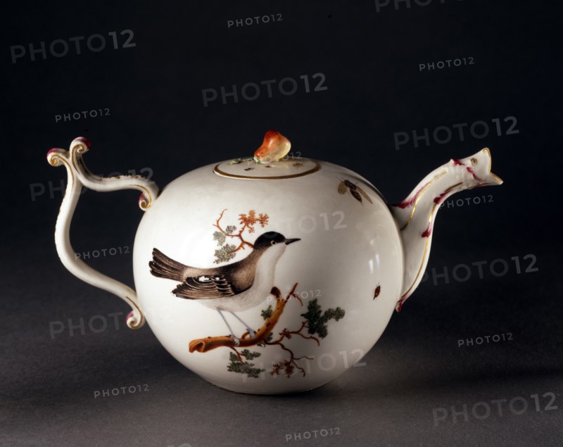Manufacture Frankenthal, Theiere decorated with a bird on a branch