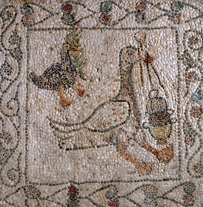 Mosaïque : les funérailles de "Renart faisant semblant d'être mort", détail d'une oie tenant un encensoir suivant le cortège funéraire de Renart