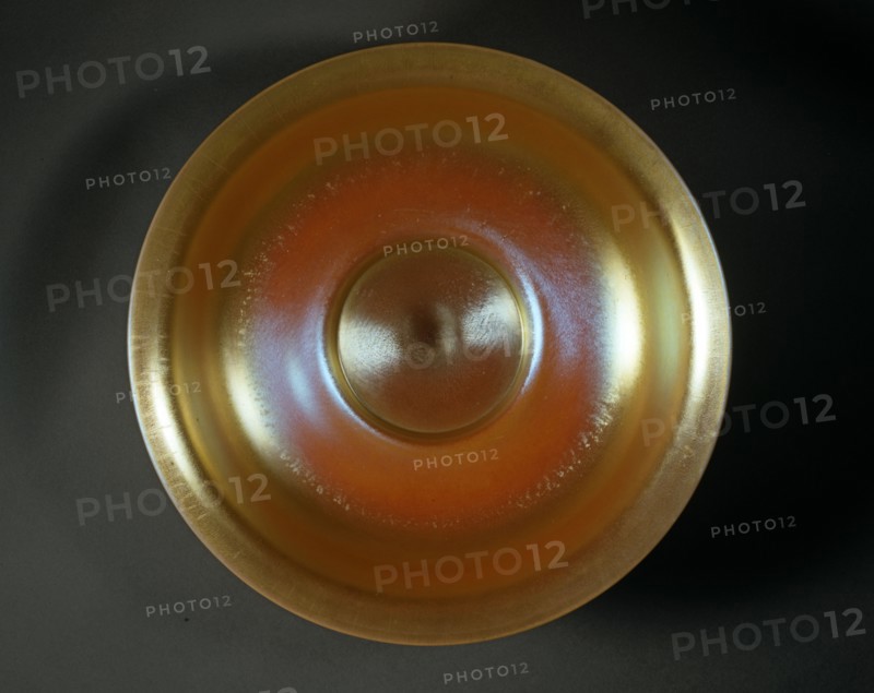 Plat en calcite dorée fabriqué par Steuben Glass Works