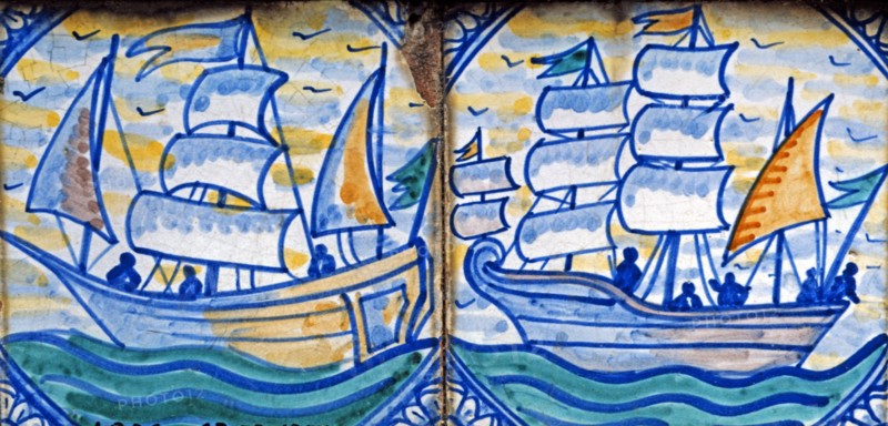 Majolique, Deux bateaux avec les voiles et l'équipage