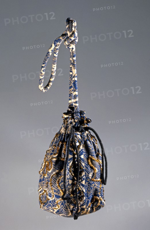 Handbag in the shape of a purse