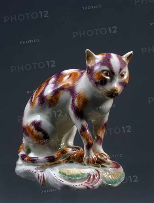 Chat en porcelaine peinte.