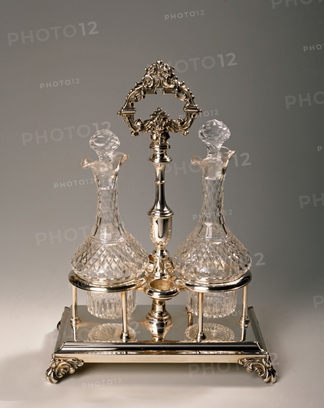 Deux bouteilles et structure en métallique en argent.