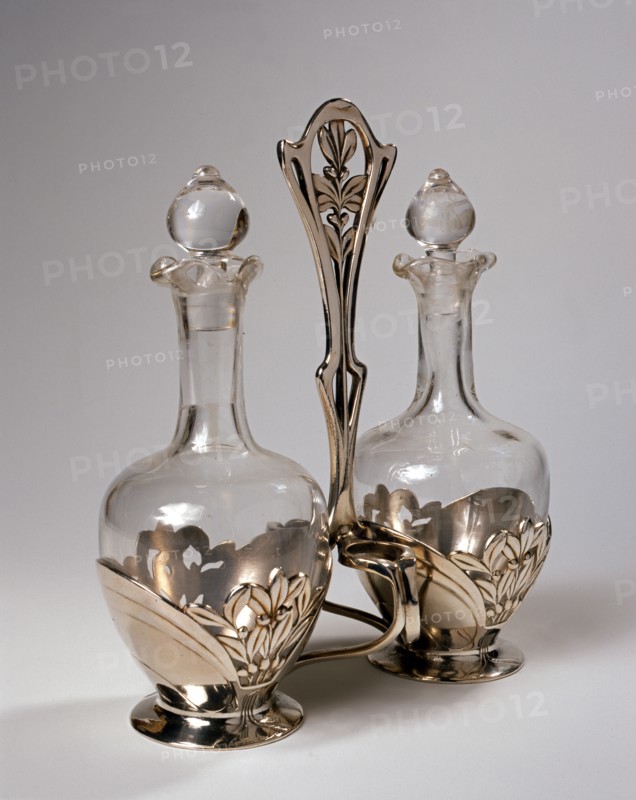Deux bouteilles et structure en métallique en argent.