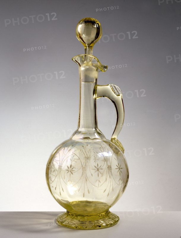 Bouteille de vin en verre soufflé vert.