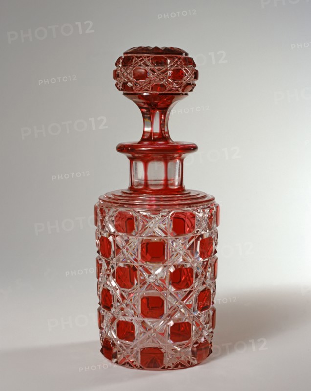 Bouteille en cristal rouge.