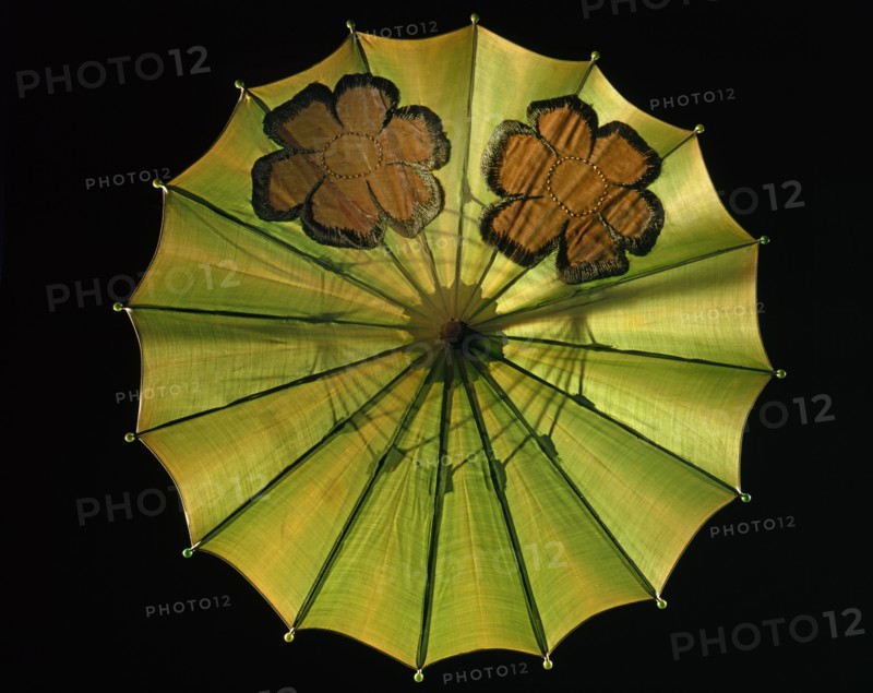 Green nylon umbrella, with flower application